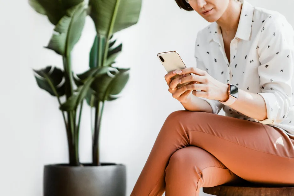 Femme utilisant un smartphone avec Internet haut débit