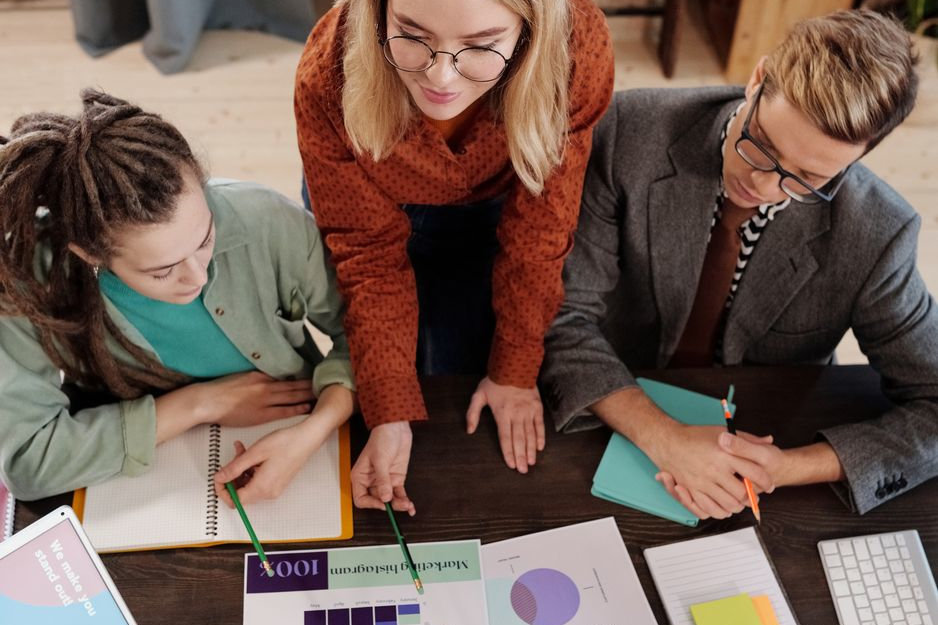 Comment une agence de marketing numérique aide les petites entreprises à être compétitives en 2026