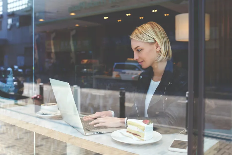 Blogger bloguant dans un café