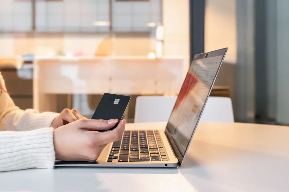 Femme utilisant une carte bancaire