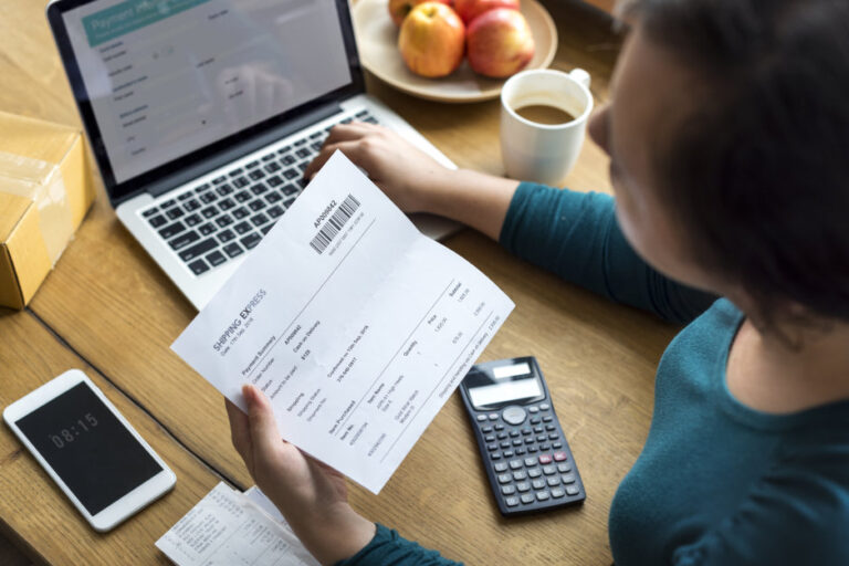 Des reçus de boîte à chaussures aux enregistrements numériques : un chemin pratique pour l'administrateur de services à domicile