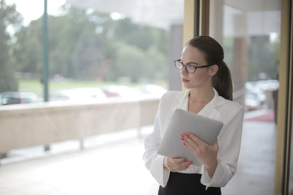 Femme d'affaires portant des lunettes