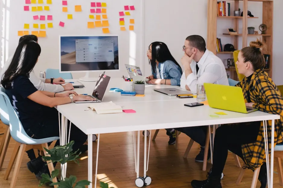 Une équipe dans un bureau discutant de la gestion des opportunités lors d'une réunion