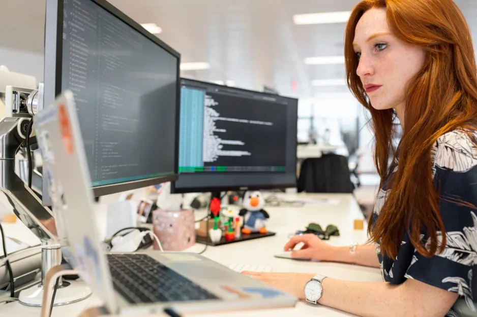 Une femme dans un bureau recherchant la définition de la gestion des opportunités sur son ordinateur