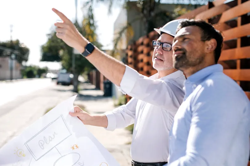 Propriétaires d'entreprises de construction discutant du plan du site