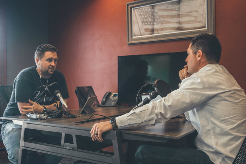 Séance de podcast avec un leader d'opinion de l'industrie