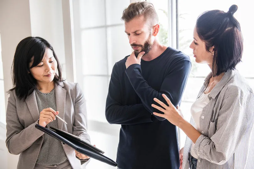 Agent immobilier montrant au client le rendu 3D de l'intérieur de la propriété