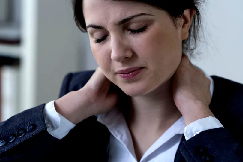 Femme d'affaires ayant des douleurs au cou