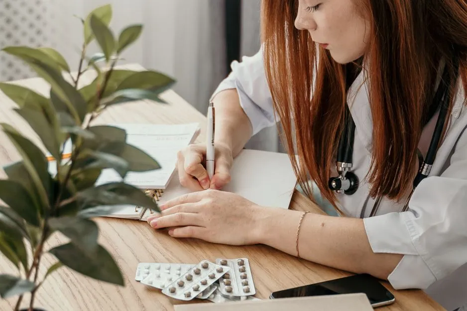 Médecin prescrivant des médicaments