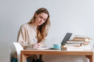 Ce que les futurs enseignants peuvent apprendre en ligne et ce qui nécessite encore une expérience pratique