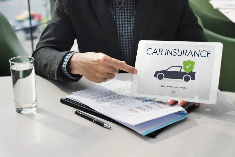 Agent d'assurance automobile expliquant les couvertures