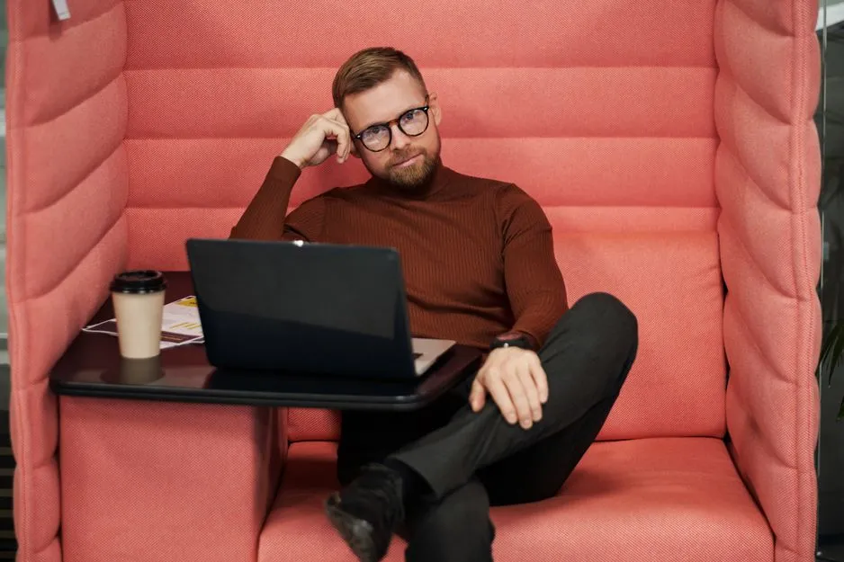 Homme d'affaires dans une cabine de bureau privé