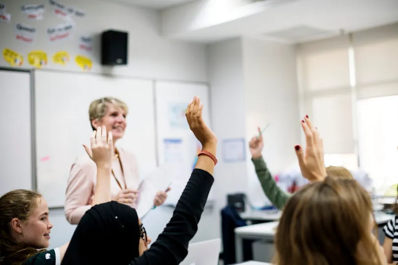 Enseignant et élèves dans une salle de classe