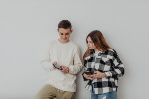 Comment les plateformes sociales peuvent contribuer aux dommages causés à la santé mentale des jeunes