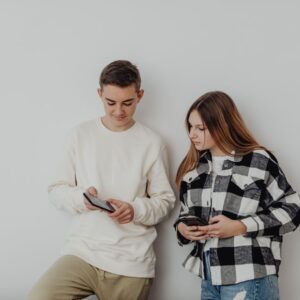 Comment les plateformes sociales peuvent contribuer aux dommages causés à la santé mentale des jeunes