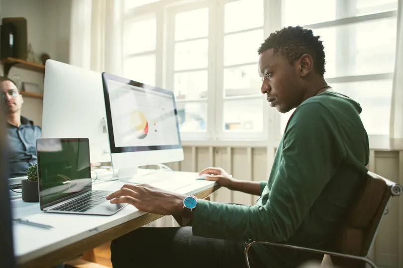 Spécialiste SEO optimisant le référencement sur site