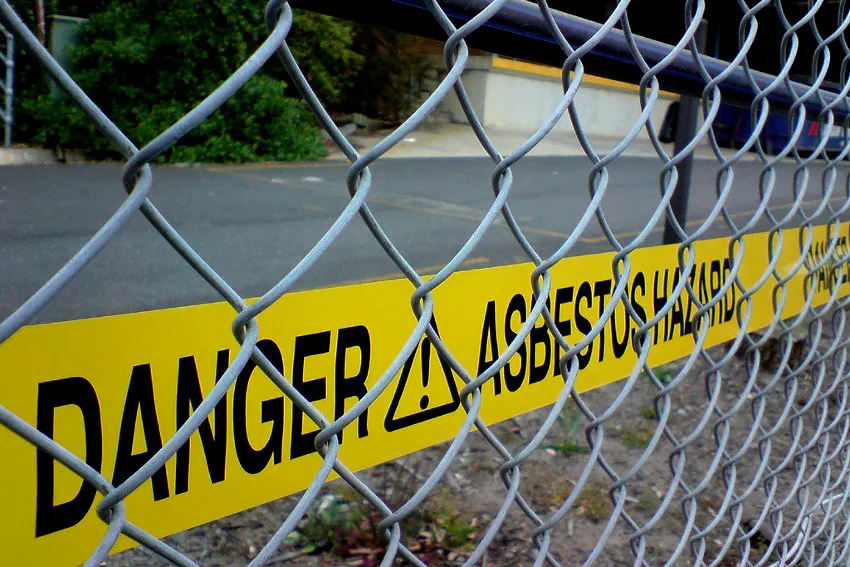 Panneau d'avertissement de danger lié à l'amiante