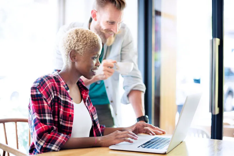 Équipe marketing utilisant des outils de vente IA