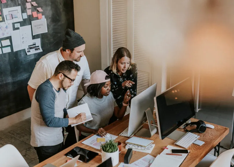 Équipe commerciale utilisant un logiciel