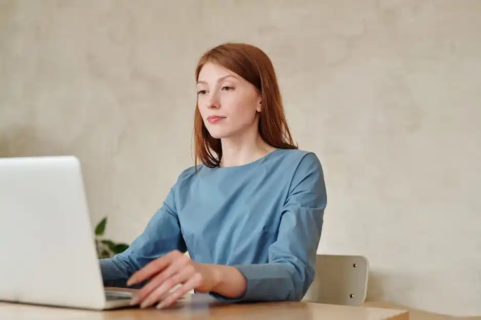 Femme d'affaires utilisant un logiciel de facturation