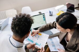Intelligence financière d'entreprise vs analyse financière traditionnelle : laquelle offre une plus grande précision ?