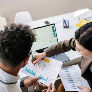 Intelligence financière d'entreprise vs analyse financière traditionnelle : laquelle offre une plus grande précision ?